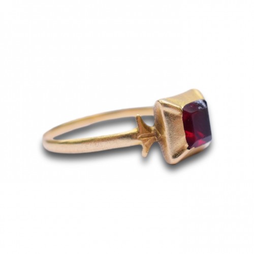 XVIIIe siècle - Bague en or sertie d'une pâte de verre feuilletée rouge - Italie XVIIIe siècle