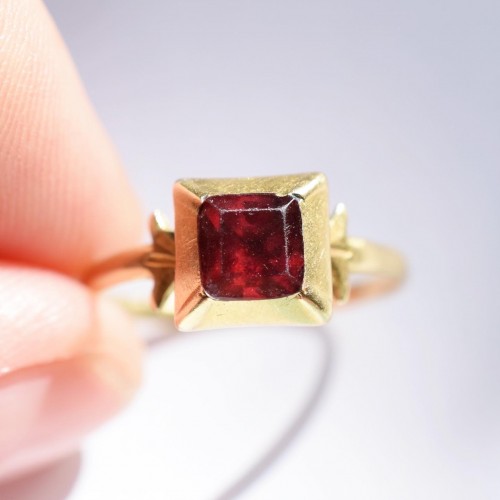  - Bague en or sertie d'une pâte de verre feuilletée rouge - Italie XVIIIe siècle