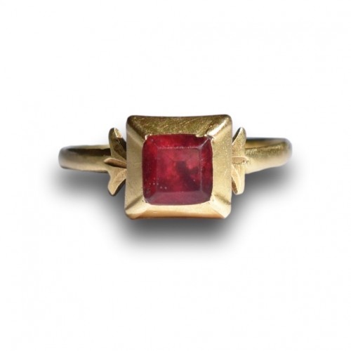 Antiquités - Bague en or sertie d'une pâte de verre feuilletée rouge - Italie XVIIIe siècle