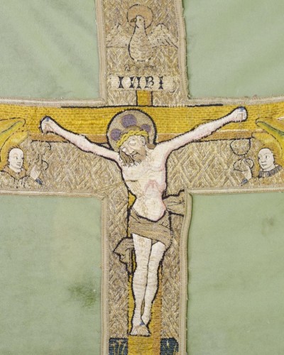 11th to 15th century - Opus Anglicanum Orphrey panel depicting the Crucifixion. English, 15th cen