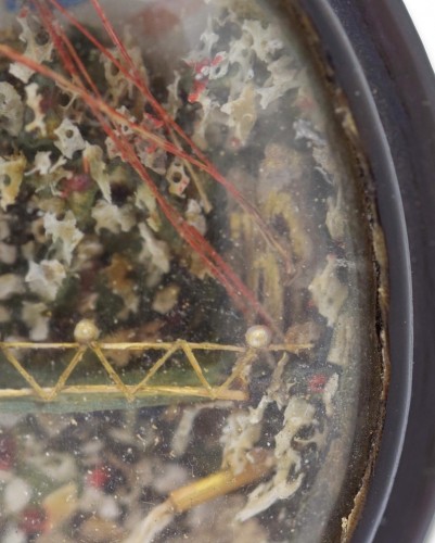 Antiquités - Pendentif en cristal de roche avec des scènes miniatures, Allemagne ou Autriche XVIIe siècle