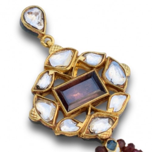 Enamel And Gold Pendant With Diamonds And A Table Cut Garnet, India Circa - Antique Jewellery Style 