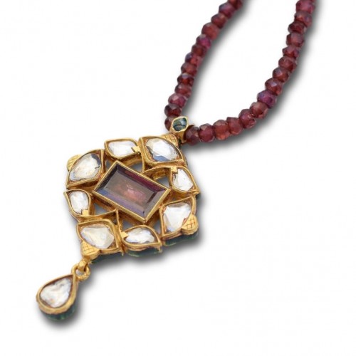 XIXe siècle - Pendentif en émail et or avec diamants et grenat taille table, Inde vers 1900