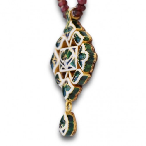 Antiquités - Enamel And Gold Pendant With Diamonds And A Table Cut Garnet, India Circa