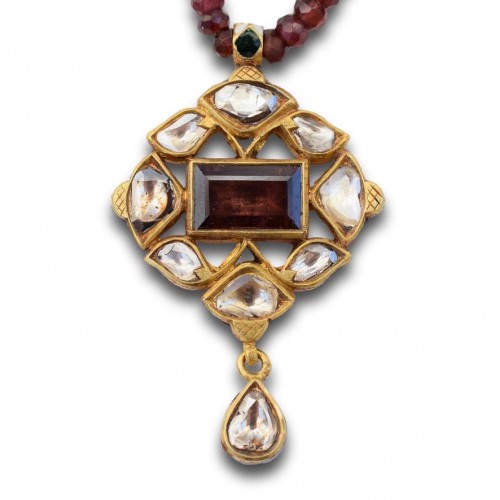 Antiquités - Enamel And Gold Pendant With Diamonds And A Table Cut Garnet, India Circa