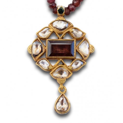 Antiquités - Pendentif en émail et or avec diamants et grenat taille table, Inde vers 1900