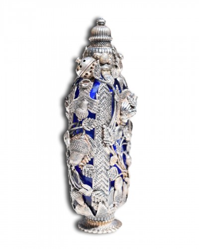 Antiquités - Silver mounted blue glass scent bottle. German, late 18th cen