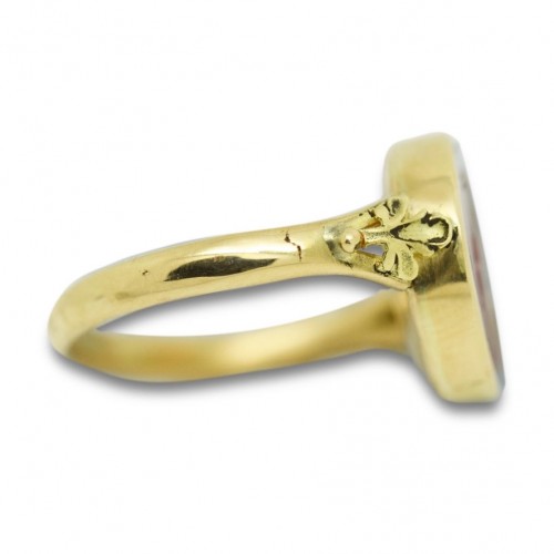 Antiquités - Gold Ring With A Jasper Intaglio Of A Grazing Goat. Roman, 1st - 2nd Centur