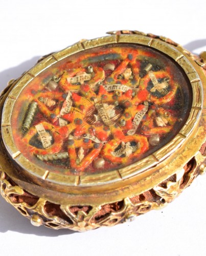 Pendentif reliquaire en argent vermeil ajouré - Espagne début XVIIe siècle - Bijouterie, Joaillerie Style 
