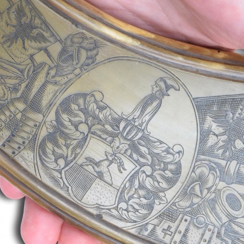 Collections Armes & Souvenirs Historiques - Flacon à poudre gravé en corne de vache. Bavière, Allemagne, milieu du XVIIIe siècle.