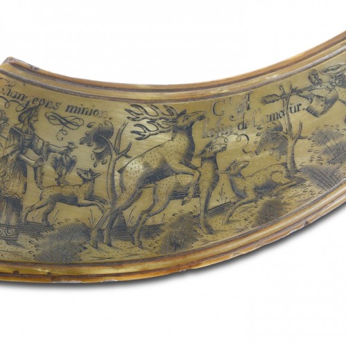  - Flacon à poudre gravé en corne de vache. Bavière, Allemagne, milieu du XVIIIe siècle.