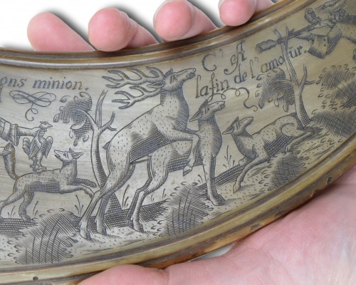Antiquités - Flacon à poudre gravé en corne de vache. Bavière, Allemagne, milieu du XVIIIe siècle.