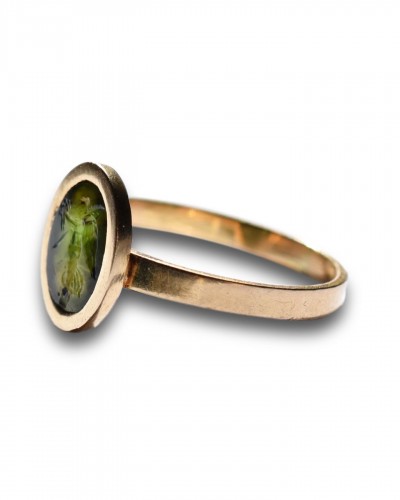 Gold Ring With A Roman Chromium Chalcedony Intaglio Of The Goddess Nike. - Antique Jewellery Style 
