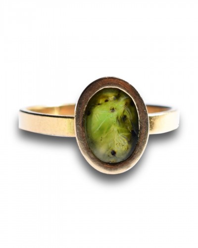 Gold Ring With A Roman Chromium Chalcedony Intaglio Of The Goddess Nike. - 