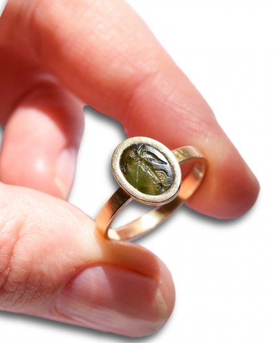 Antiquités - Gold Ring With A Roman Chromium Chalcedony Intaglio Of The Goddess Nike.