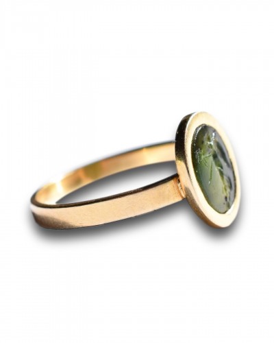 Antiquités - Gold Ring With A Roman Chromium Chalcedony Intaglio Of The Goddess Nike.