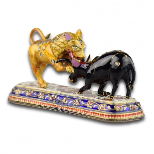 Enameled Gold Sculpture Of A Lion Attacking An Ox. Indian, 19th-20th Centur - Objects of Vertu Style 