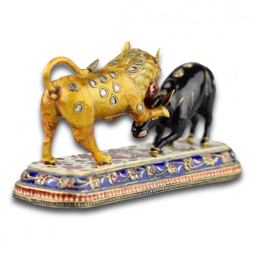 Enameled Gold Sculpture Of A Lion Attacking An Ox. Indian, 19th-20th Centur - 