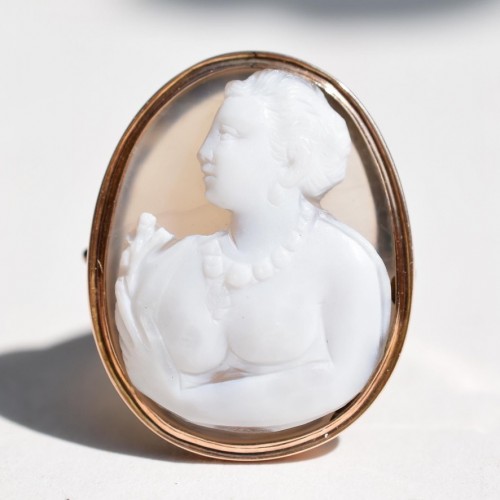 Antiquités - Bague en or avec un camée en agate, Italie XVIe siècle