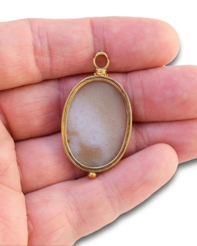 Gold Pendant With An Agate Intaglio Of The Bathing Venus. Italian, C.1700. - 