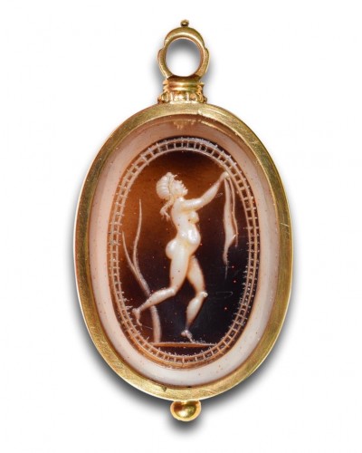 Antiquités - Gold Pendant With An Agate Intaglio Of The Bathing Venus. Italian, C.1700.