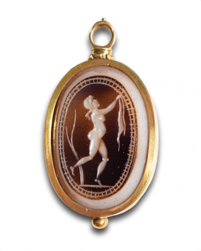 Antiquités - Gold Pendant With An Agate Intaglio Of The Bathing Venus. Italian, C.1700.
