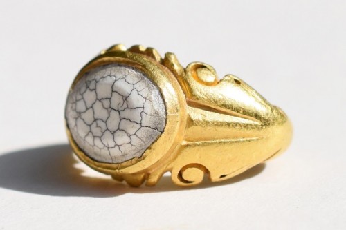 Roman Gold Ring Set With A Burnt Agate, Circa. 3rd Century Ad. - 
