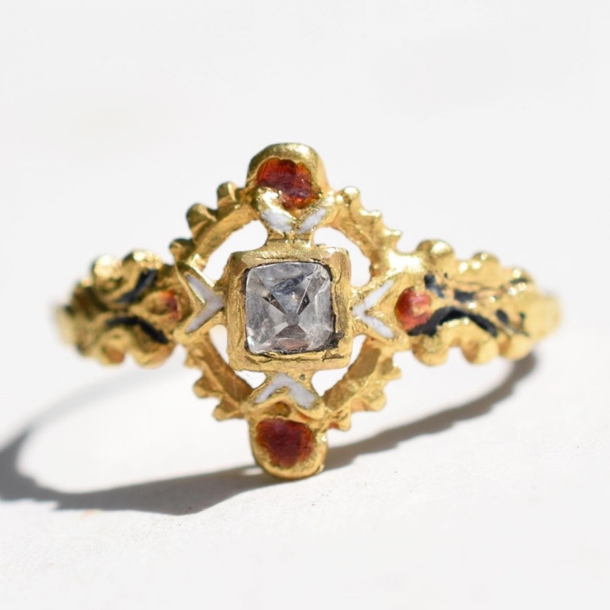 Gold and enamel ring set with a table cut rock crystal. Holland, 17th centu  - Ref.98525