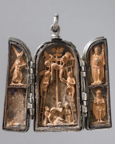Bijouterie, Joaillerie  - Pendentif croix en bois monté sur or - Mexique vers 1600