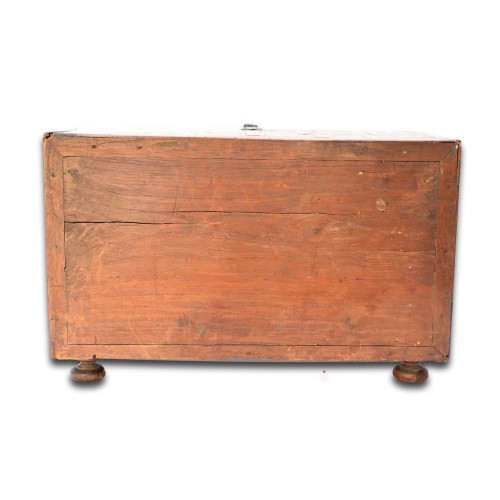 XVIIIe siècle - Meuble de table à abattant en marqueterie - Colonial espagnol début du XVIIIe siècle