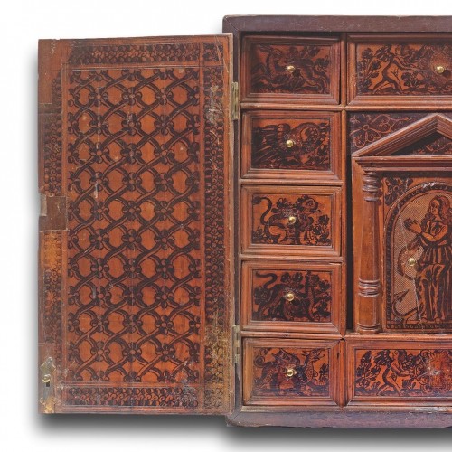 Adige table cabinet with Renaissance figures and animals. Italian, 17th cen - 