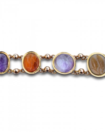 Grand tour gold bracelet with ancient Roman hard stone intaglios - Antique Jewellery Style 