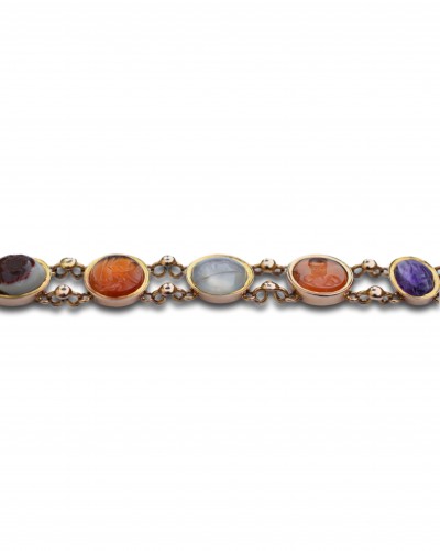 Bracelet en or grand tour avec intailles romaines antiques en pierres dures - Matthew Holder