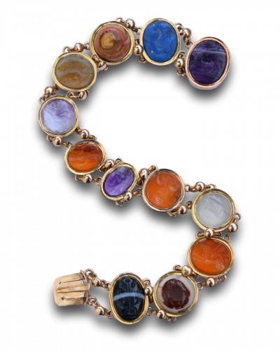  - Bracelet en or grand tour avec intailles romaines antiques en pierres dures