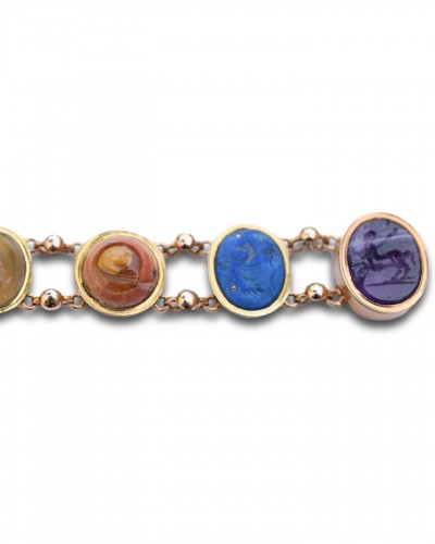 Antiquités - Grand tour gold bracelet with ancient Roman hard stone intaglios