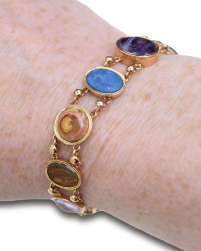 Antiquités - Grand tour gold bracelet with ancient Roman hard stone intaglios