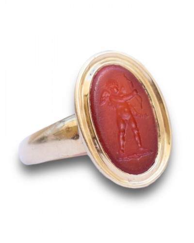 Antiquités - Neoclassical gold ring with an intaglio of Cupid - France19th century