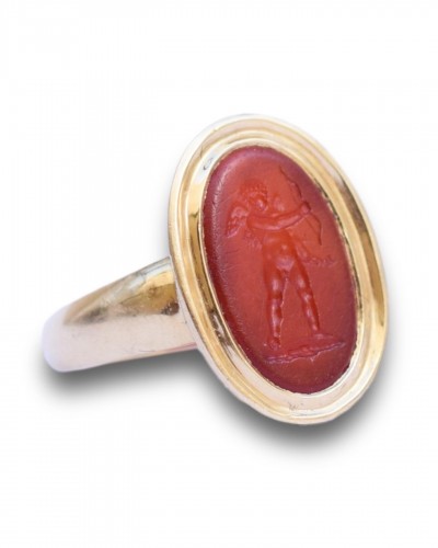 Antiquités - Bague en or néoclassique avec une intaille de Cupidon - France 19e siècle