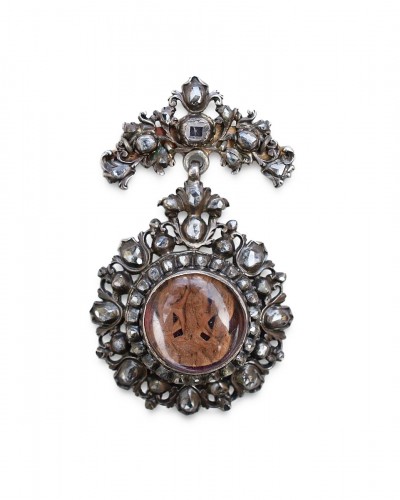 Diamond set devotional pendant with a micro sculpture. Spanish, c.1700.