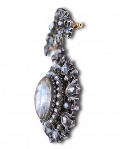 Diamond set devotional pendant with a micro sculpture. Spanish, c.1700. - Antique Jewellery Style 