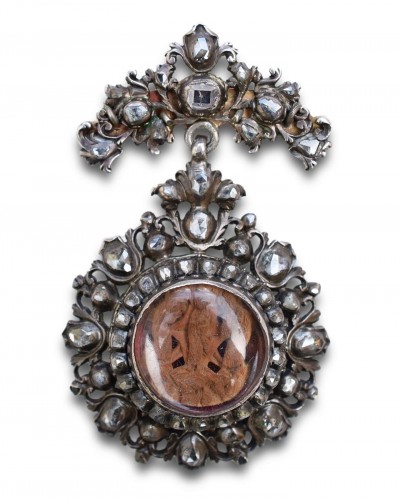 Bijouterie, Joaillerie  - Pendentif de dévotion serti de diamants avec une micro sculpture, Espagne vers 1700