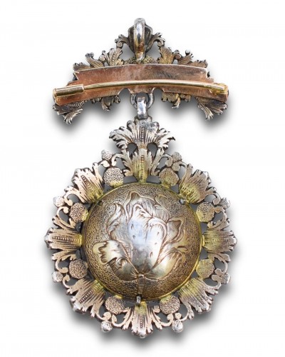 Diamond set devotional pendant with a micro sculpture. Spanish, c.1700. - 