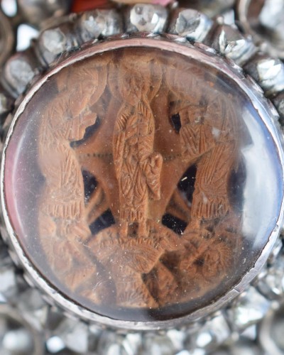 Diamond set devotional pendant with a micro sculpture. Spanish, c.1700. - 
