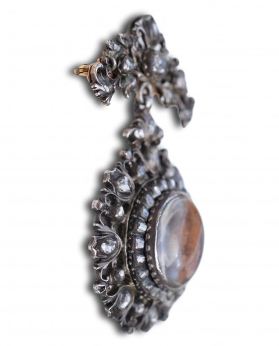 Antiquités - Pendentif de dévotion serti de diamants avec une micro sculpture, Espagne vers 1700