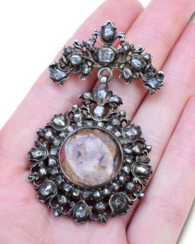 Antiquités - Pendentif de dévotion serti de diamants avec une micro sculpture, Espagne vers 1700