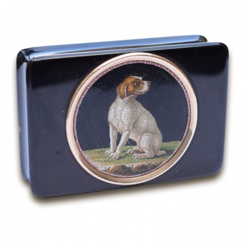 Objects of Vertu  - Snuff box with Micromosaic of a hound attributed to Giacomo Raffaelli