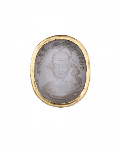 Gold ring set with a chalcedony intaglio of Emperor Tiberius III Absimarus.