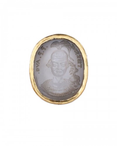 Bague en or sertie d'une intaille en calcédoine de l'empereur Tibère III Absimarus