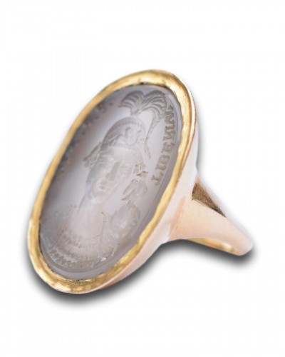 XVIIe siècle - Bague en or sertie d'une intaille en calcédoine de l'empereur Tibère III Absimarus