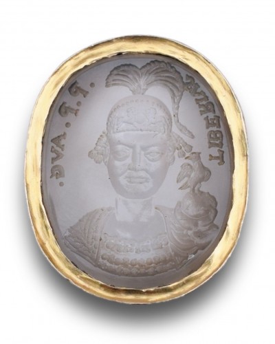 Antiquités - Gold ring set with a chalcedony intaglio of Emperor Tiberius III Absimarus.